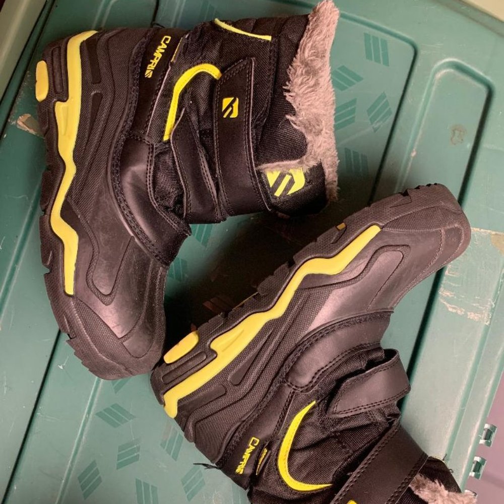 SNOW BOOT SIZE 7 BLACK
